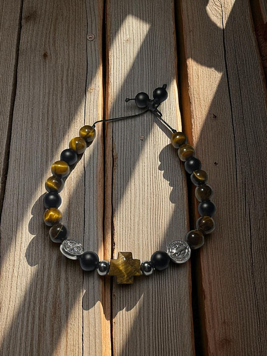 Pulsera Cruz de Fortaleza – Ojo de Tigre y Ónix Negro Mate