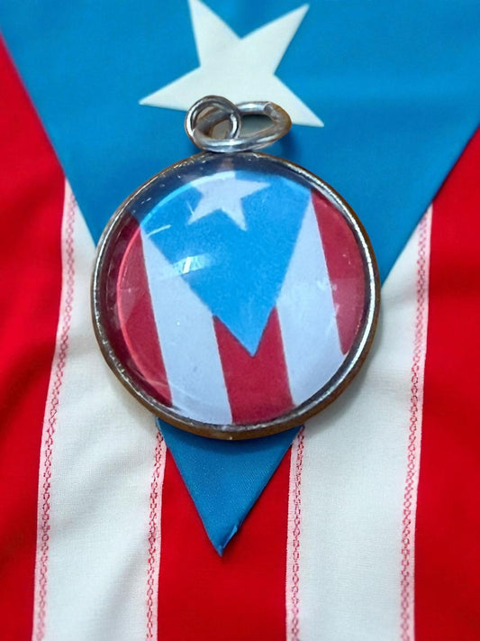Dije Bandera de Puerto Rico con Cadena - Raíces de Mi Isla