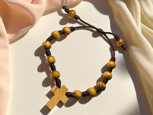 📿 Decenario de Mano – Cruz de Madera y Piedras de Olivo