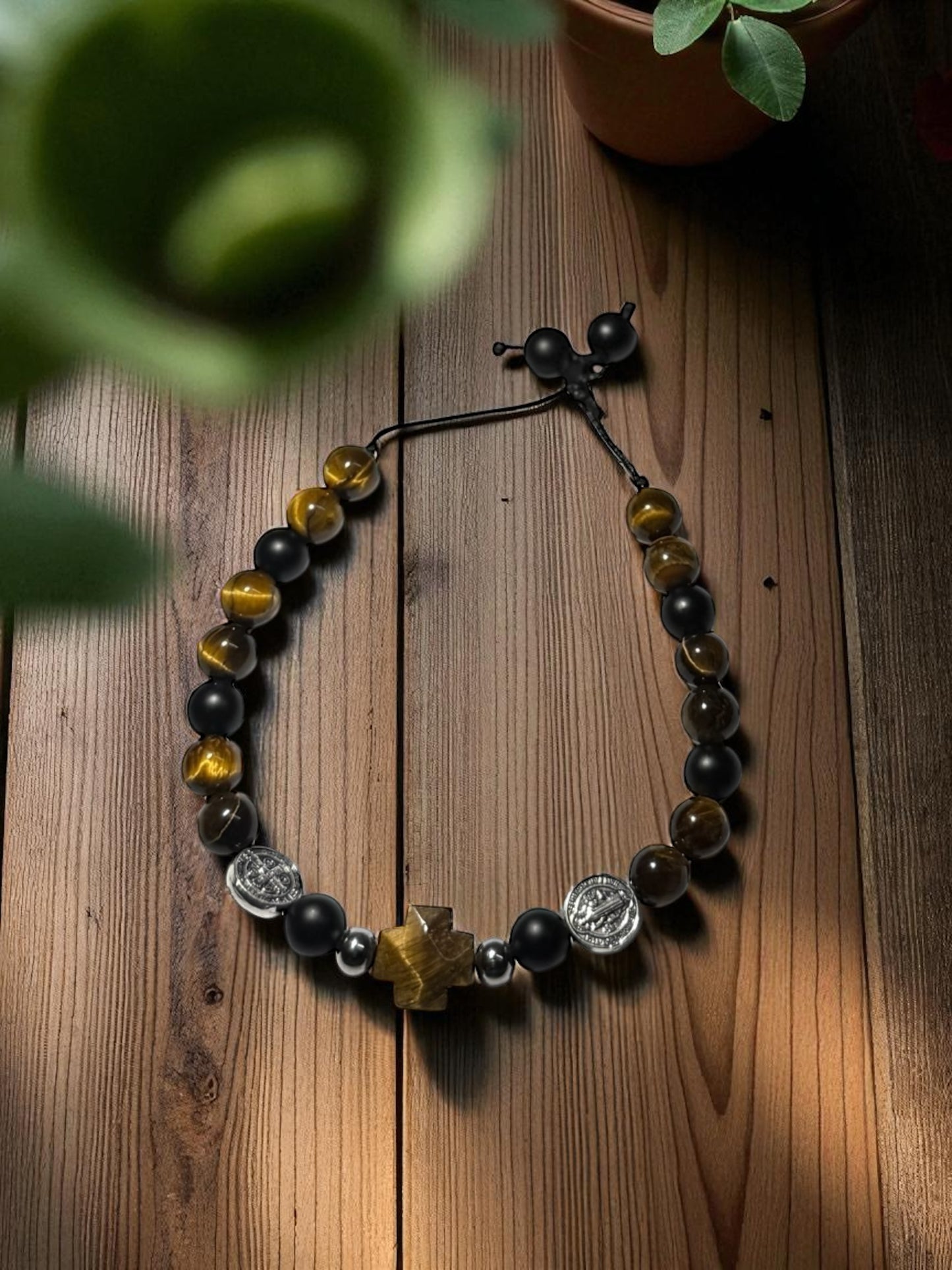 Pulsera Cruz de Fortaleza – Ojo de Tigre y Ónix Negro Mate