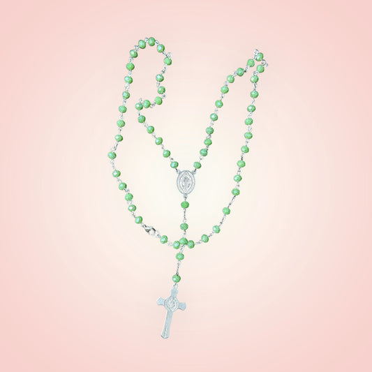 Variedad de rosarios con Cruz de san Benito