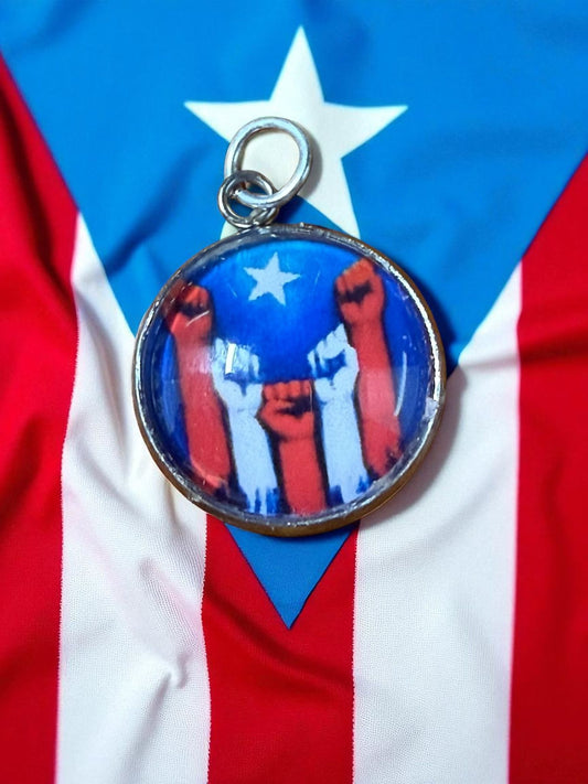 Dije Bandera con Puños con Cadena - Raíces de Mi Isla