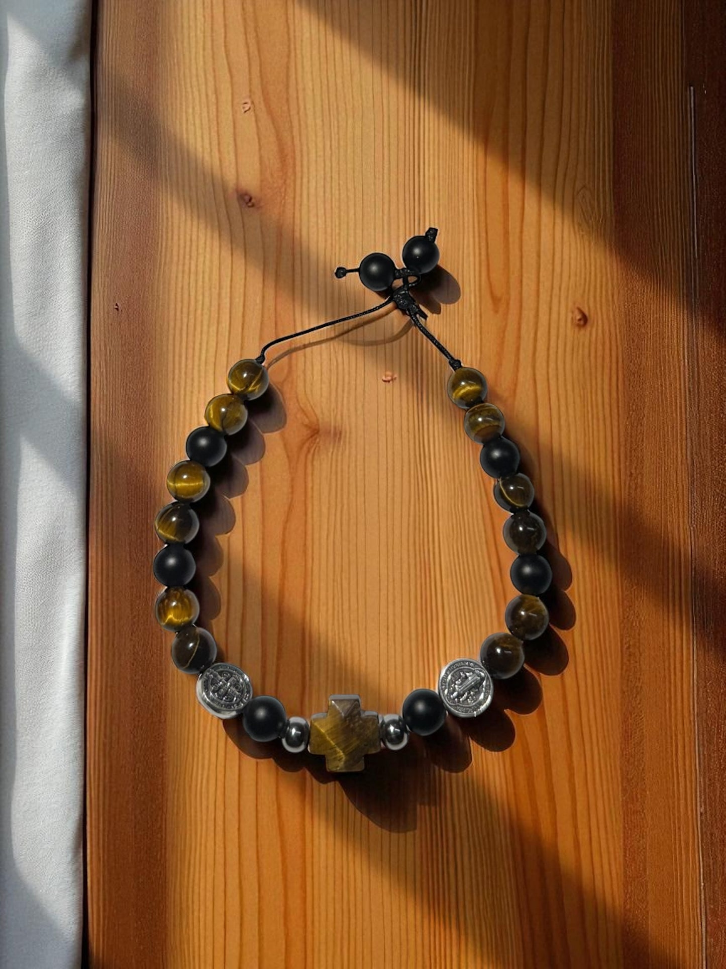 Pulsera Cruz de Fortaleza – Ojo de Tigre y Ónix Negro Mate
