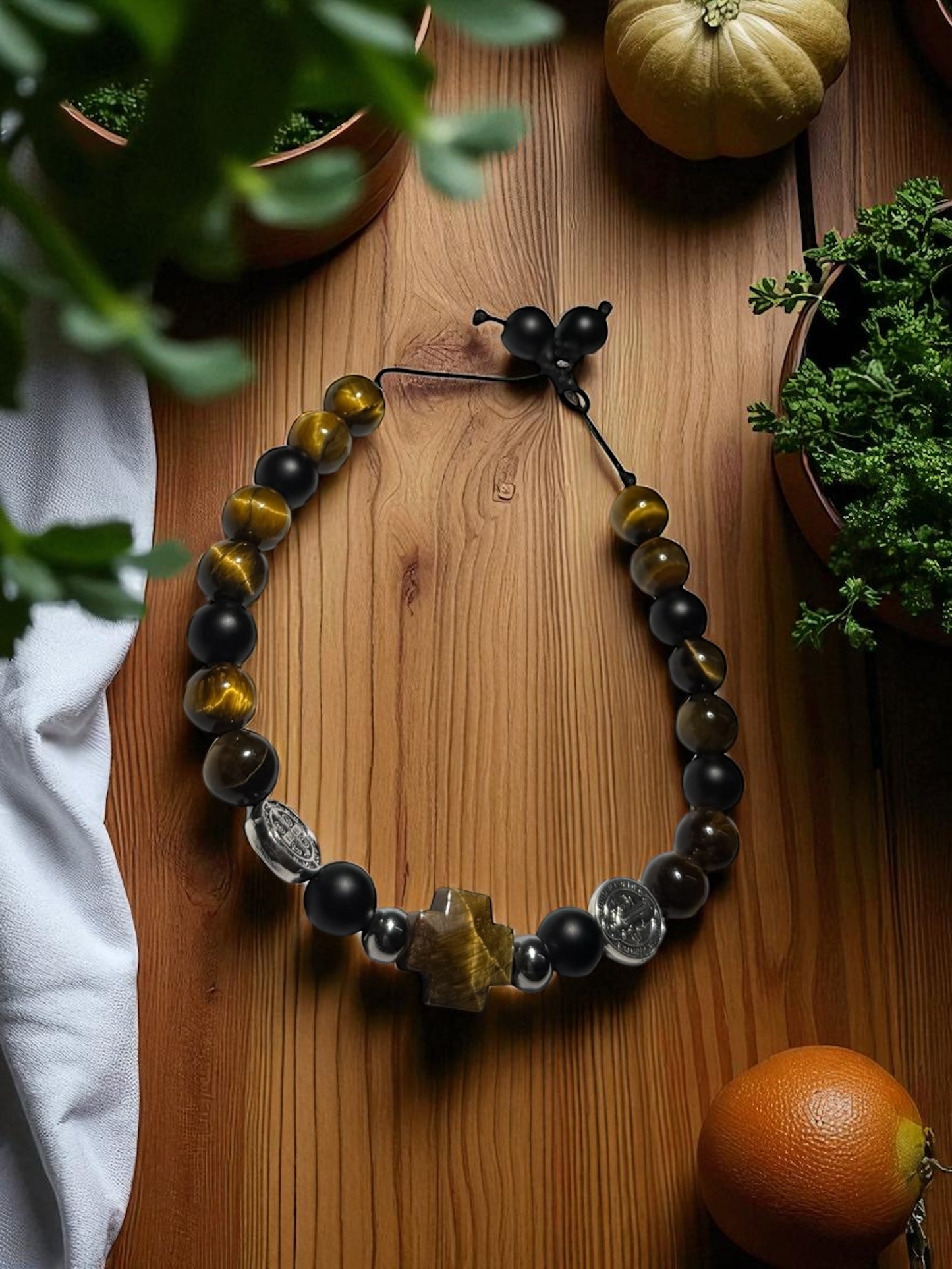 Pulsera Cruz de Fortaleza – Ojo de Tigre y Ónix Negro Mate