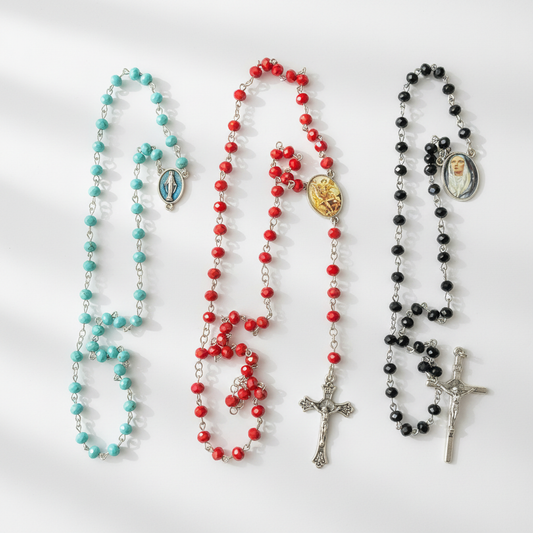 Rosarios artesanales de alambre con cuentas de colores